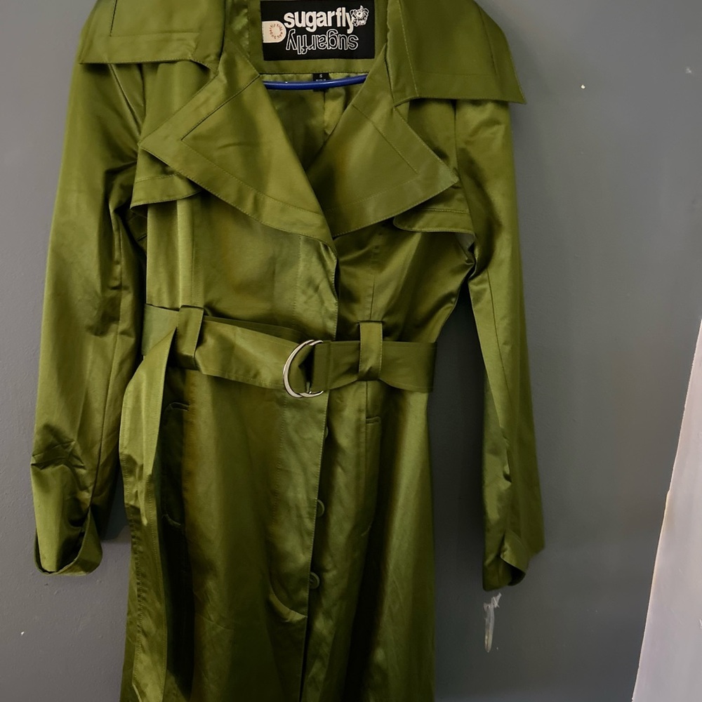 Green sateen trench coat, with belt